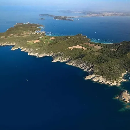 La Tancade, Pour 8 Personnes Avec Vue A 5 Minutes De La De L'almanarre A Villa