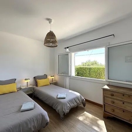La Tancade, Pour 8 Personnes Avec Vue A 5 Minutes De La De L'almanarre A